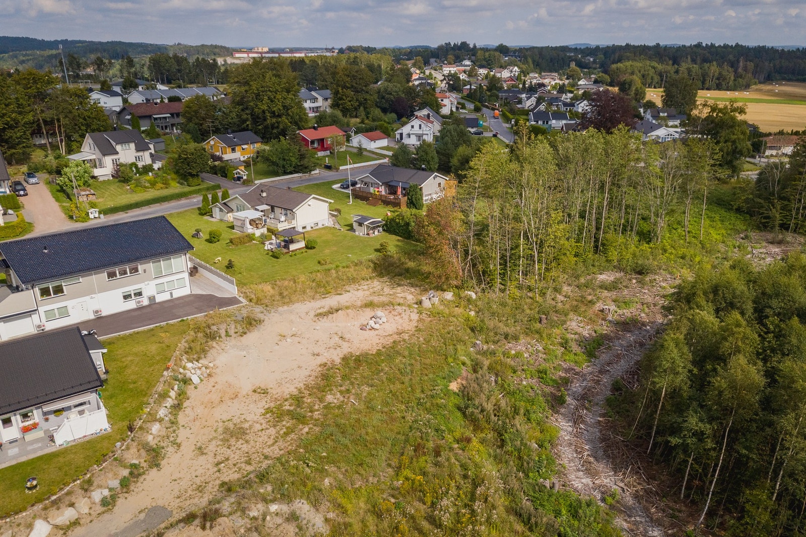 Tomten ligger som en del av et nyere boligfelt. Galleribilde