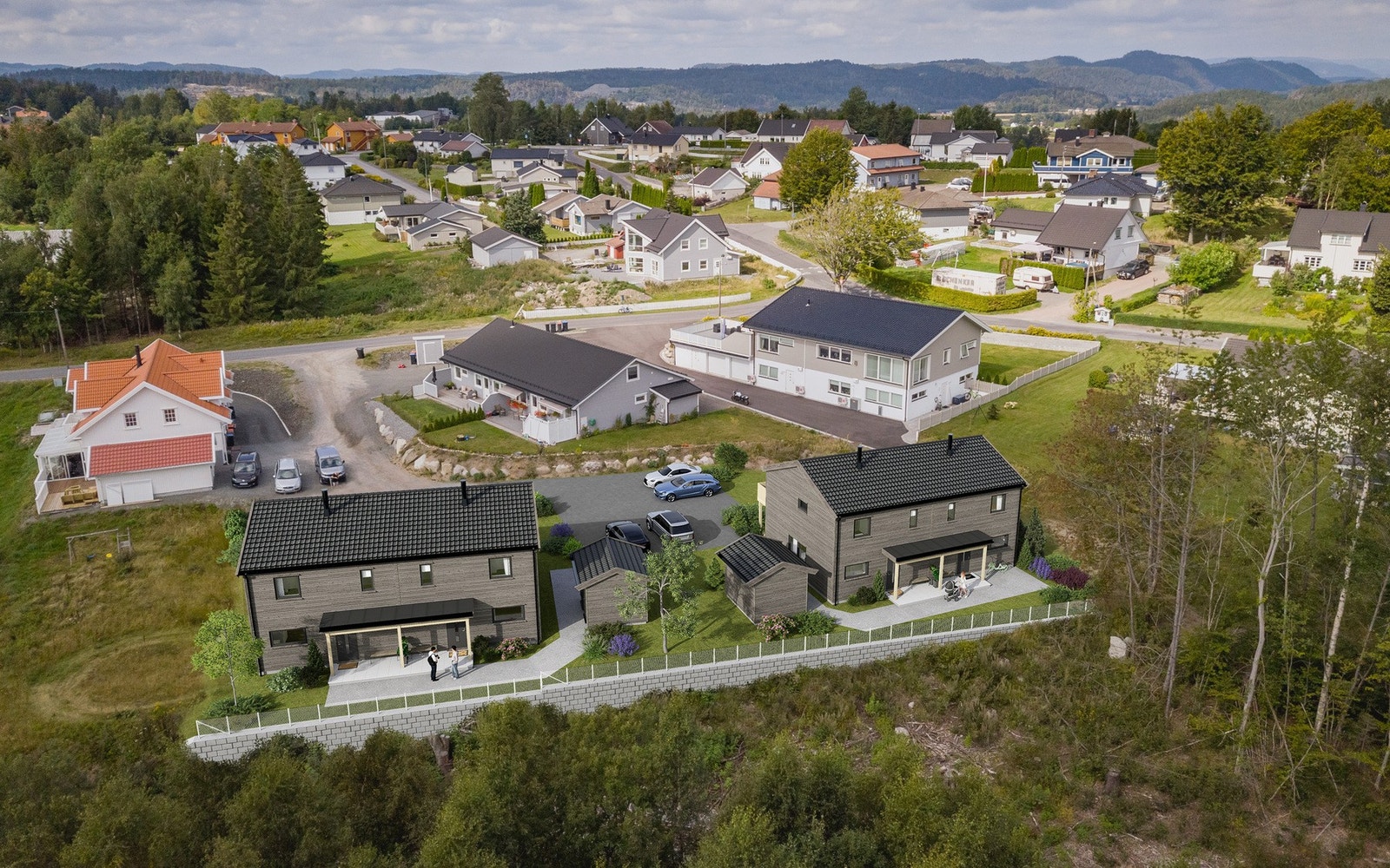 Tomten er regulert for 2 tomannsboliger fordelt på 4 enheter. Illustrasjonen viser et eksempel på løsning. Galleribilde