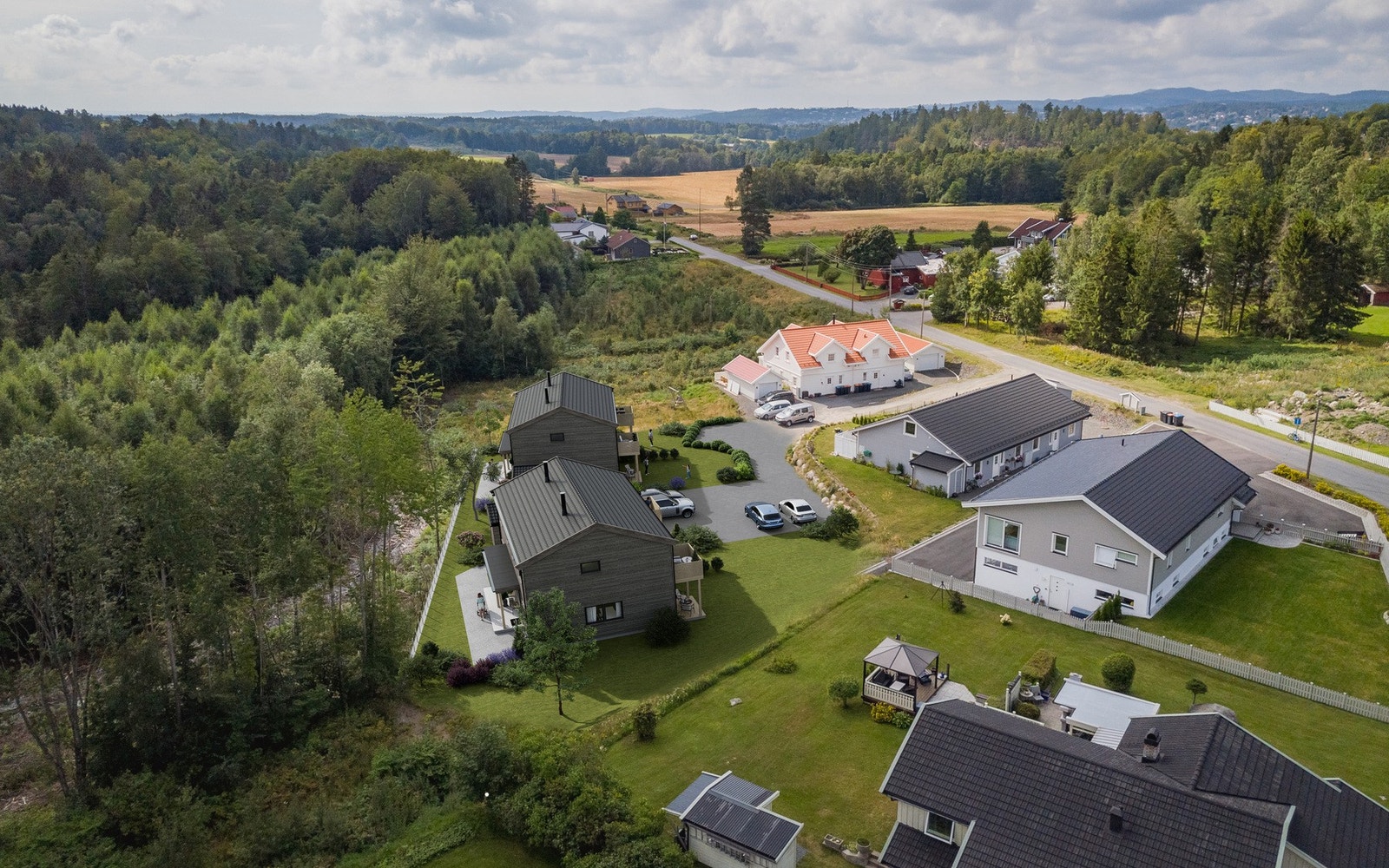 Tomten ligger i et rolig og barnevennlig område på Verningen. Herfra er det kort vei til både Larvik og Sandefjord. Galleribilde