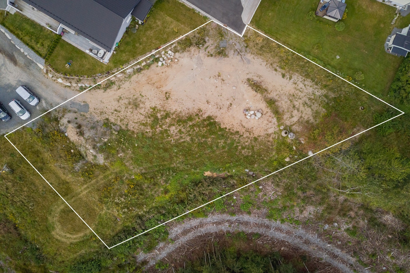 Det er god adkomst til tomten. Vann og avløp ligger like i nærheten. Galleribilde