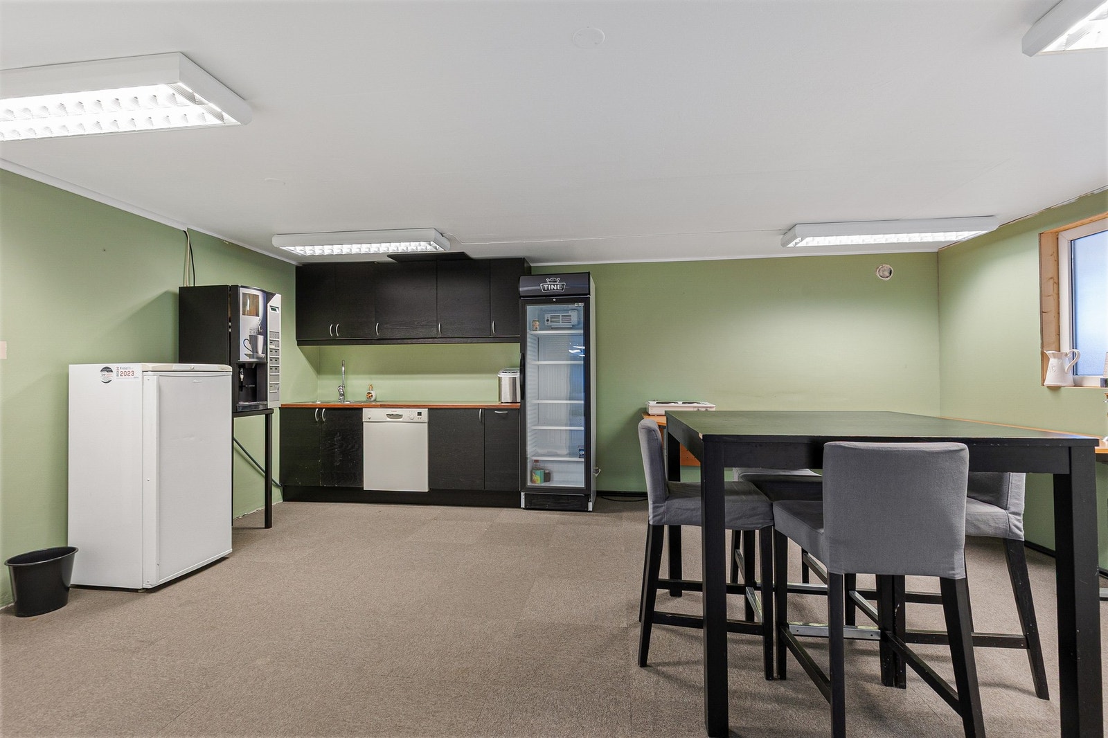 Et praktisk lite kjøkken med god plass til sittegruppe Galleribilde