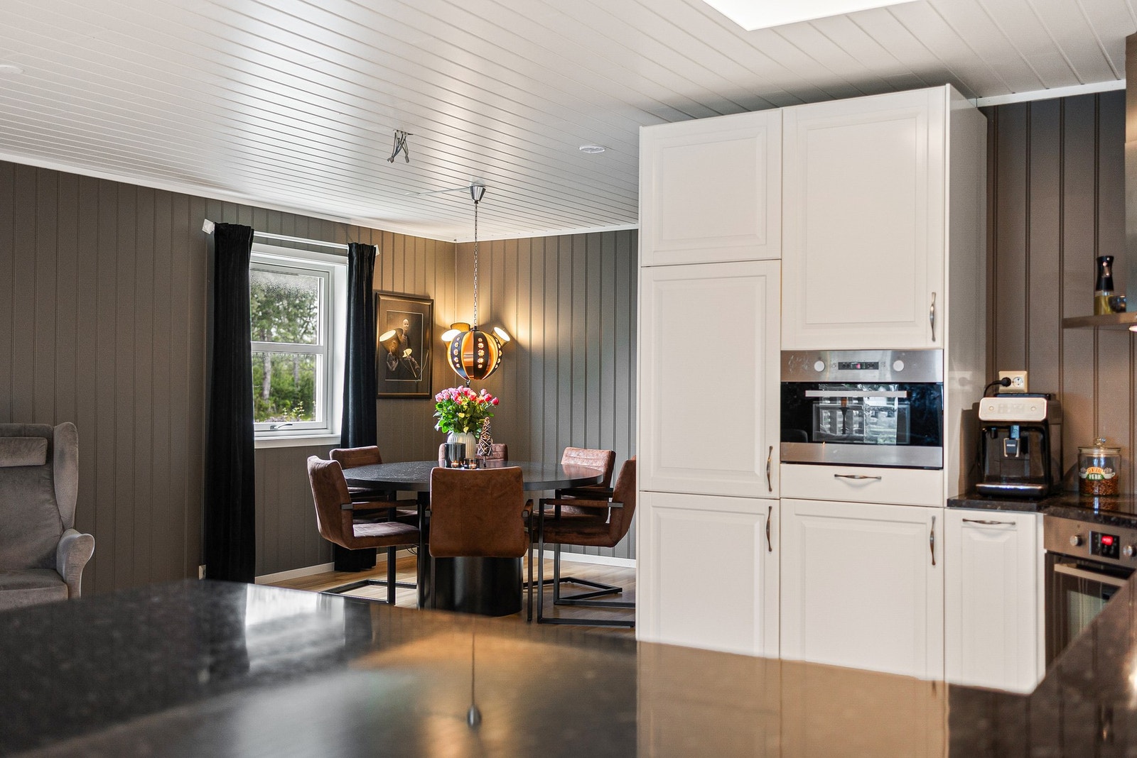 Med spiseplassen i direkte tilknytning til kjøkkenet kan samtalen mellom gjestene og kokken flyte Galleribilde