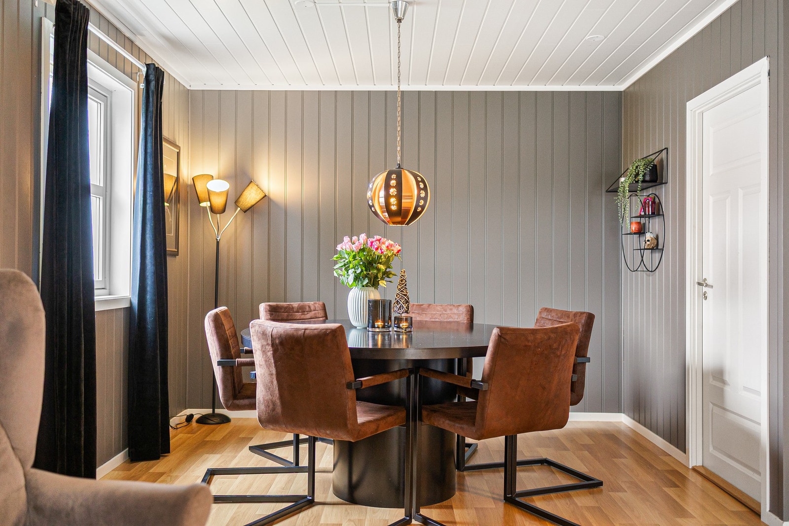 Spiseplassen får sin naturlige plass ved vinduet Galleribilde