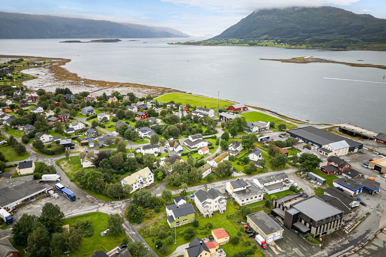 Kort vei til dagligvarehandelen, skole, barnehage og offentlig transport Galleribilde