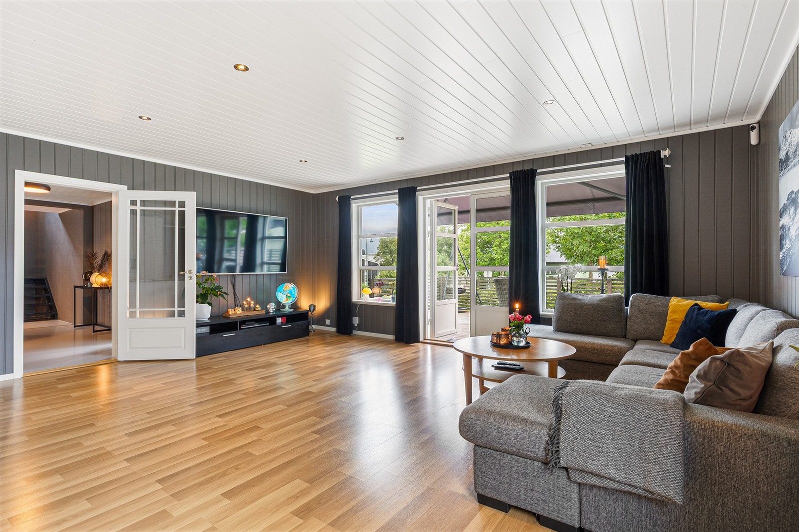 Videre tar vi oss til stuen - en lys og romslig stue med god plass til sofagruppe og spisebord med tilhørende møblement Galleribilde