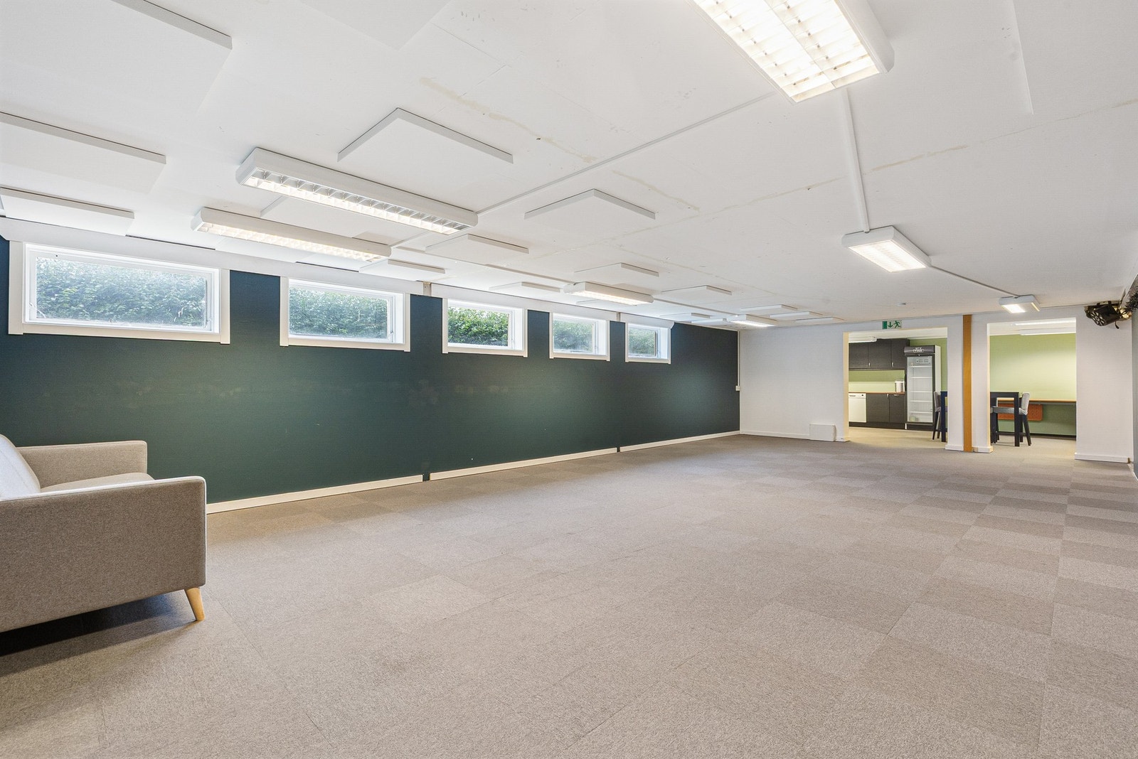 God plass til flere sittegrupper Galleribilde