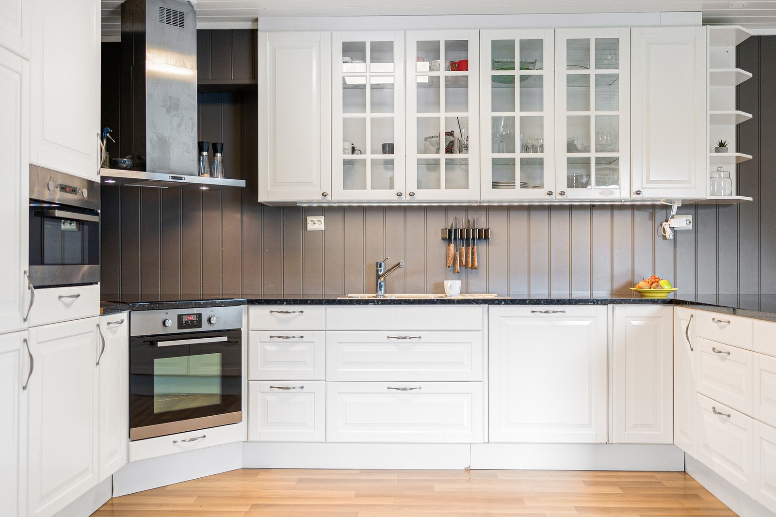 Med integrerte hvitevarer og god benkeplass ligger alt til rette for hyggelige middagsselskaper Galleribilde