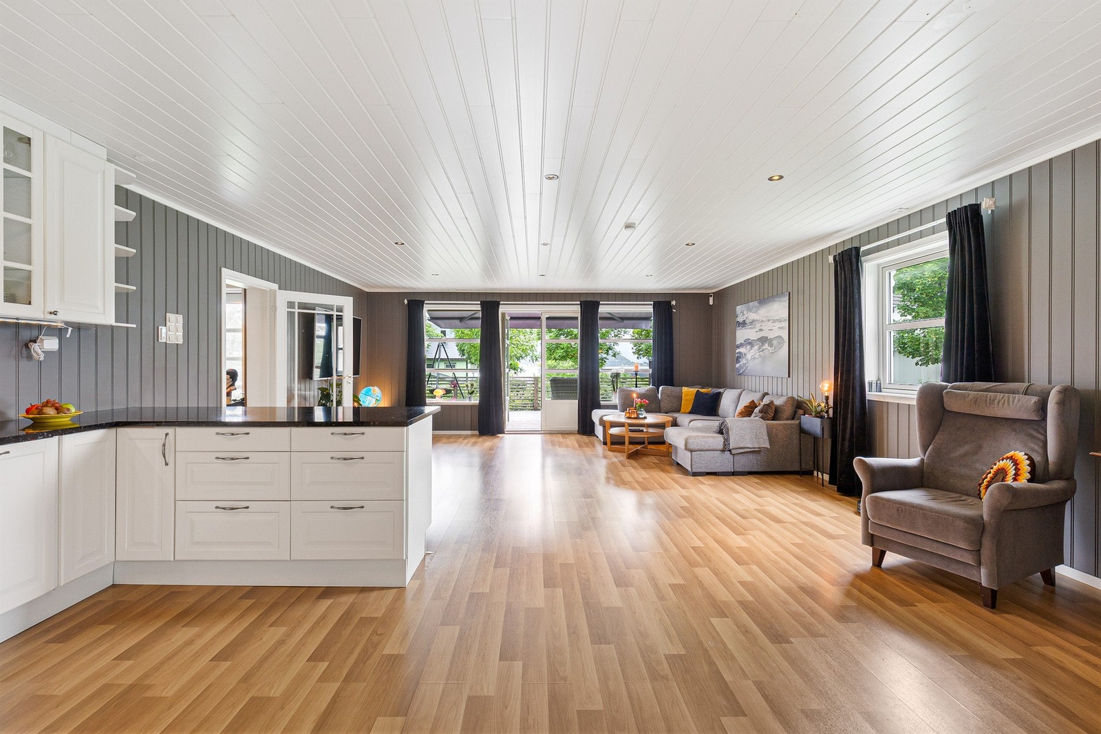 De store vindusflatene gir boligen godt med naturlig lys inn Galleribilde