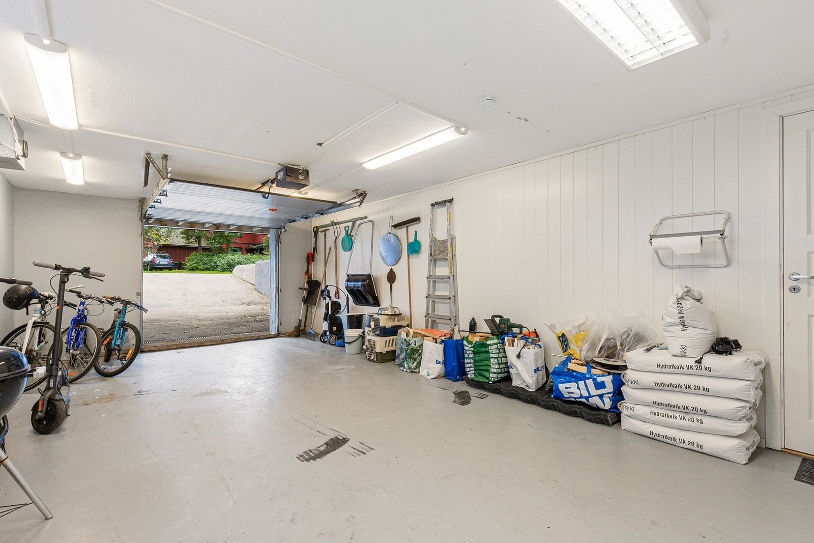 Garasje med elektrisk port med god plass til både bil og oppbevaring Galleribilde