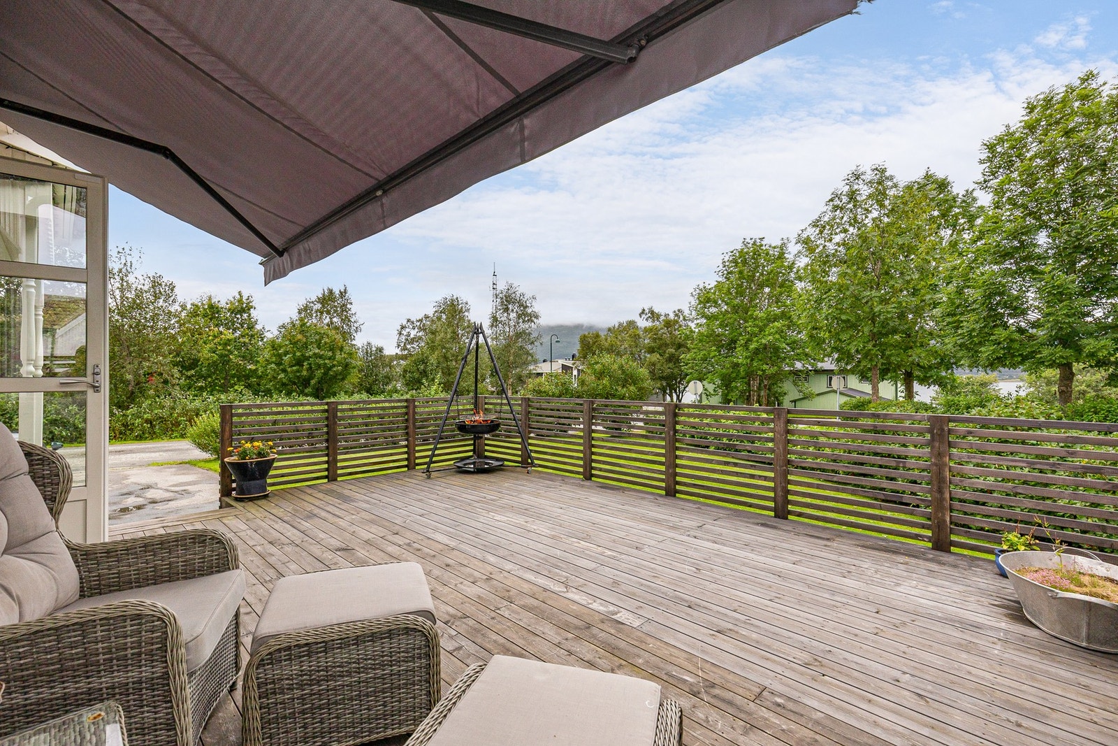 Terrassen rommer god plass til flere hyggelige sittegrupper og grill Galleribilde