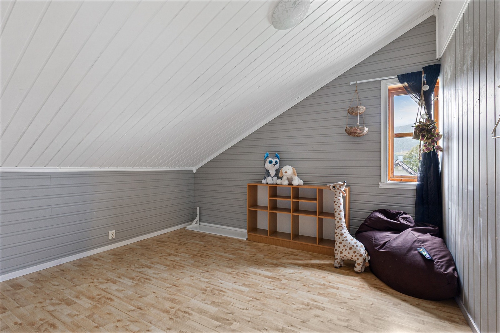 Loftsetasjen har tre romslige soverom Galleribilde