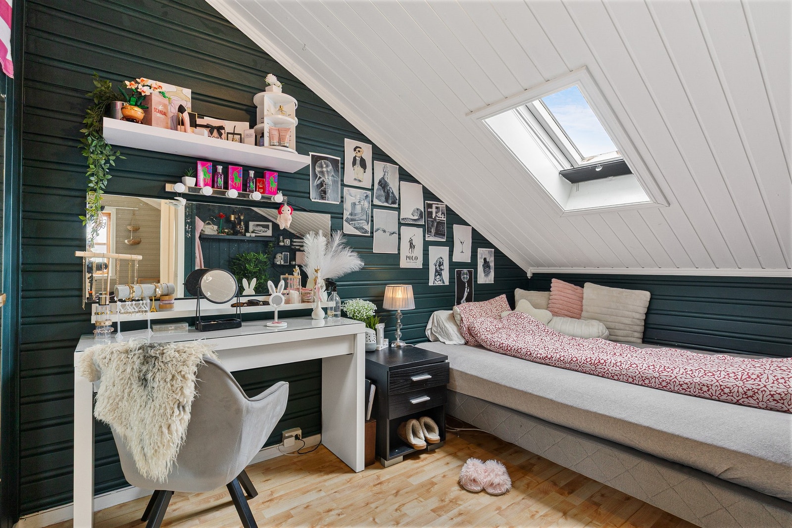 Alle rommene er malt i moderne og tidsriktige farger Galleribilde