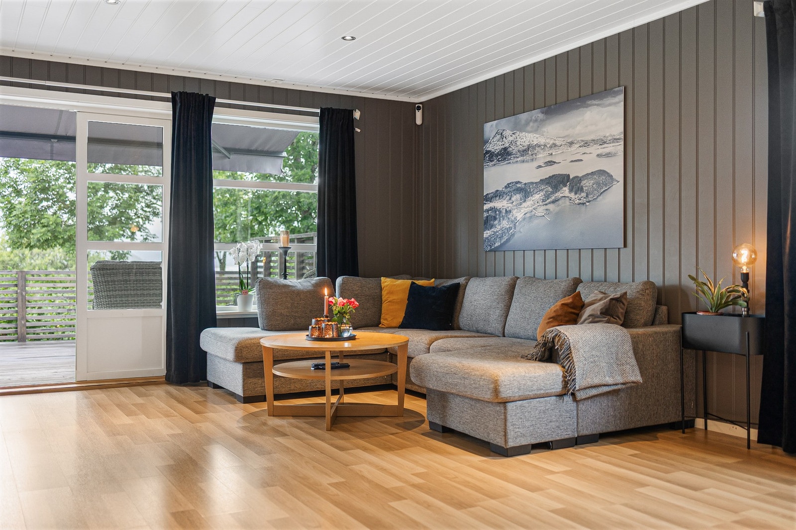 Fra stuen har du direkte utgang til en en stor og solrik terrasse Galleribilde