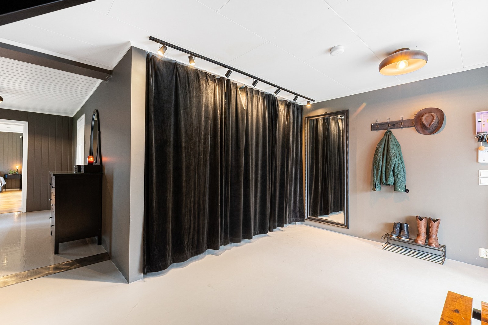 Første inntrykket er en lys og innbydende entré med god plass for oppheng av ytterklærne Galleribilde