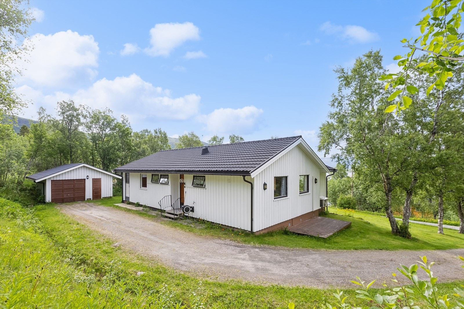 - Enkel adkomst og gode parkeringsmuligheter på egen gårdsplass og i garasje. Galleribilde