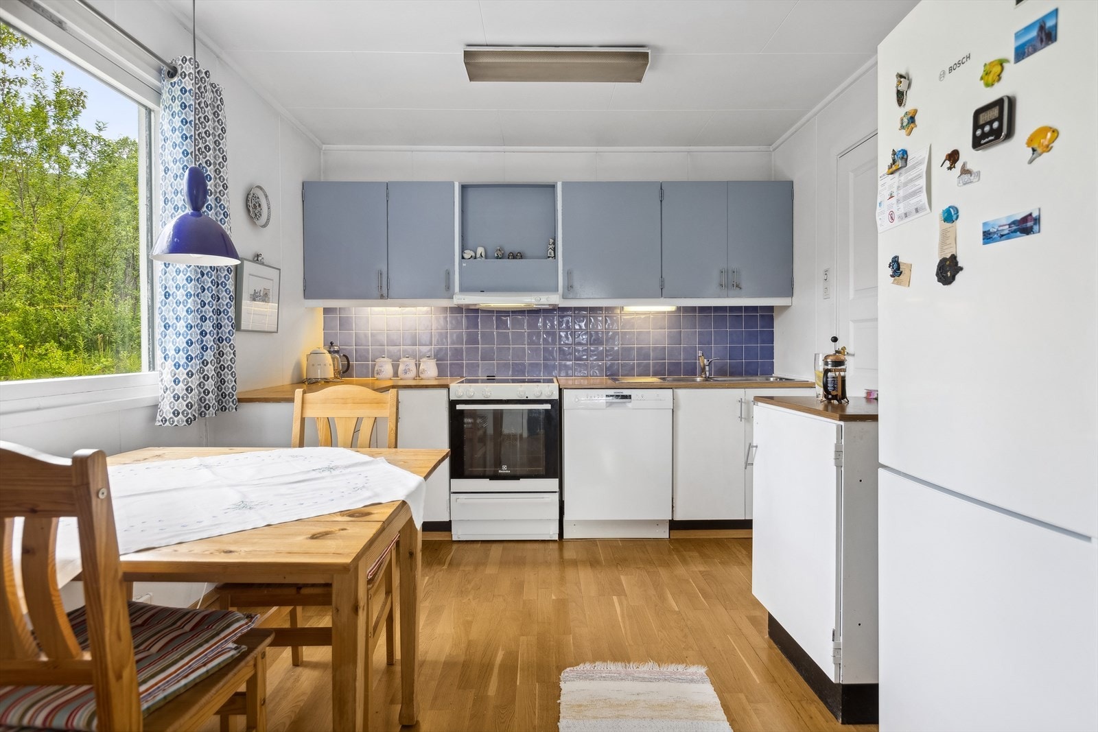 - Kjøkkenet har rikelig med plass til frokostbord. Galleribilde