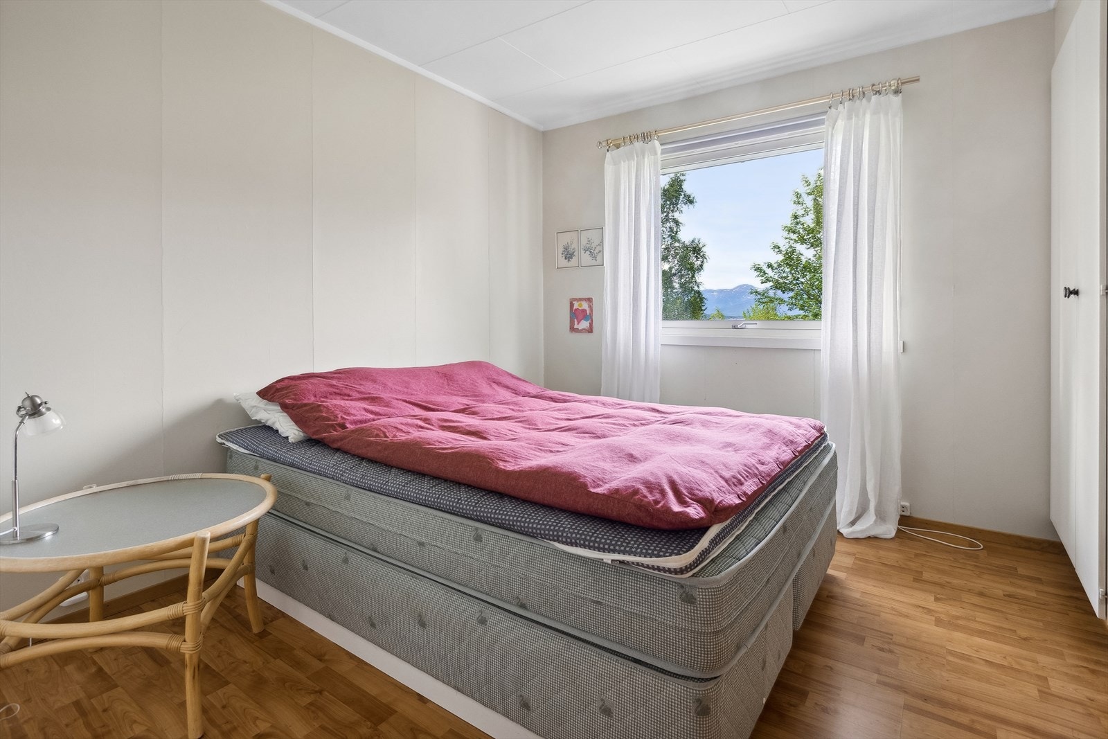 - Hovedsoverommet har god plass til stor seng. Garderobeskap. Galleribilde