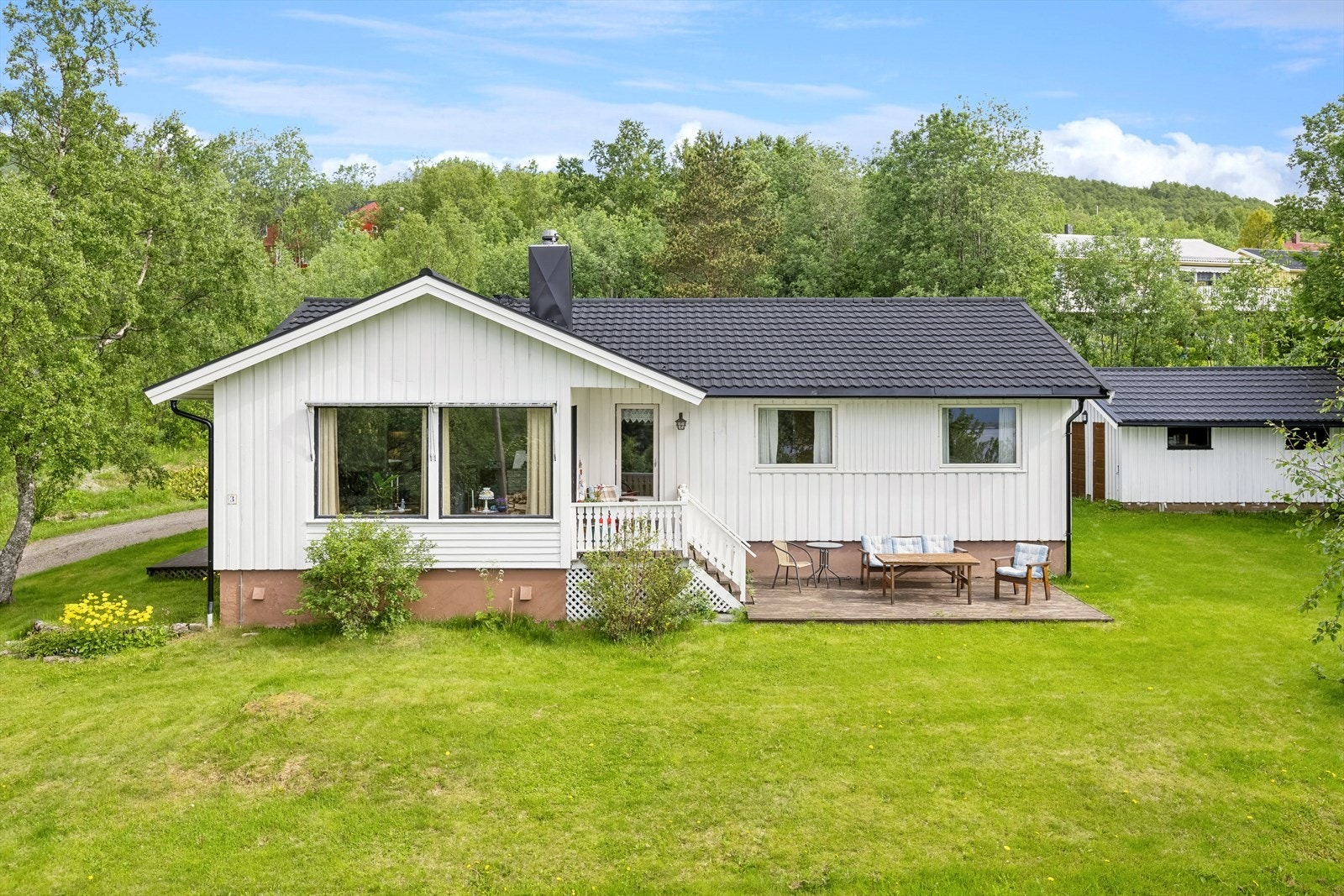 - Stor boligtomt på ca 1 314 m² med fin beliggenhet. Tomta er pent opparbeidet med gressplen og noe beplantning. Gårdsplass og adkomstvei er etablert med grus. Galleribilde