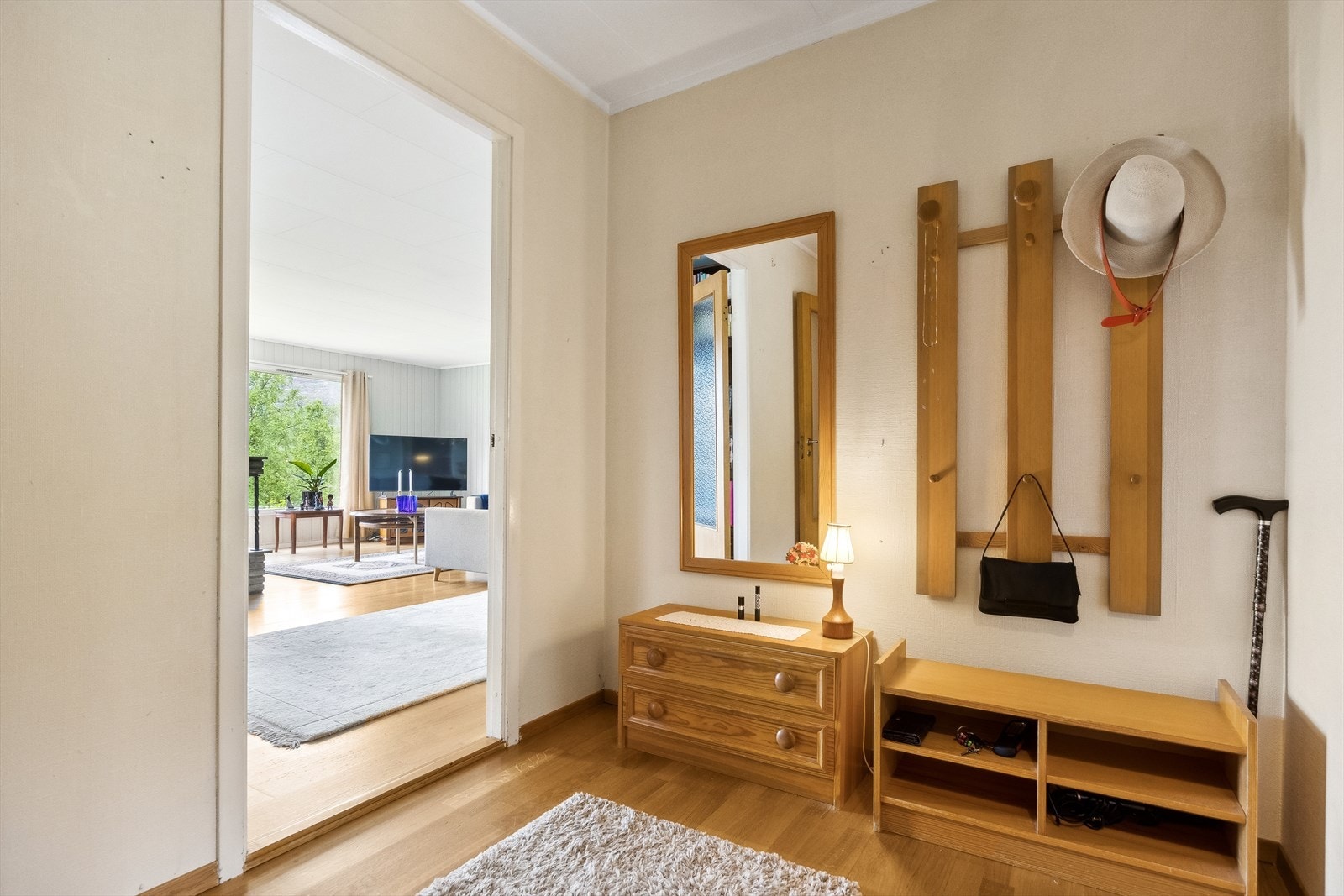 - Entréen har god plass til ytterbekledning og skoparkering. Velkommen inn! Galleribilde