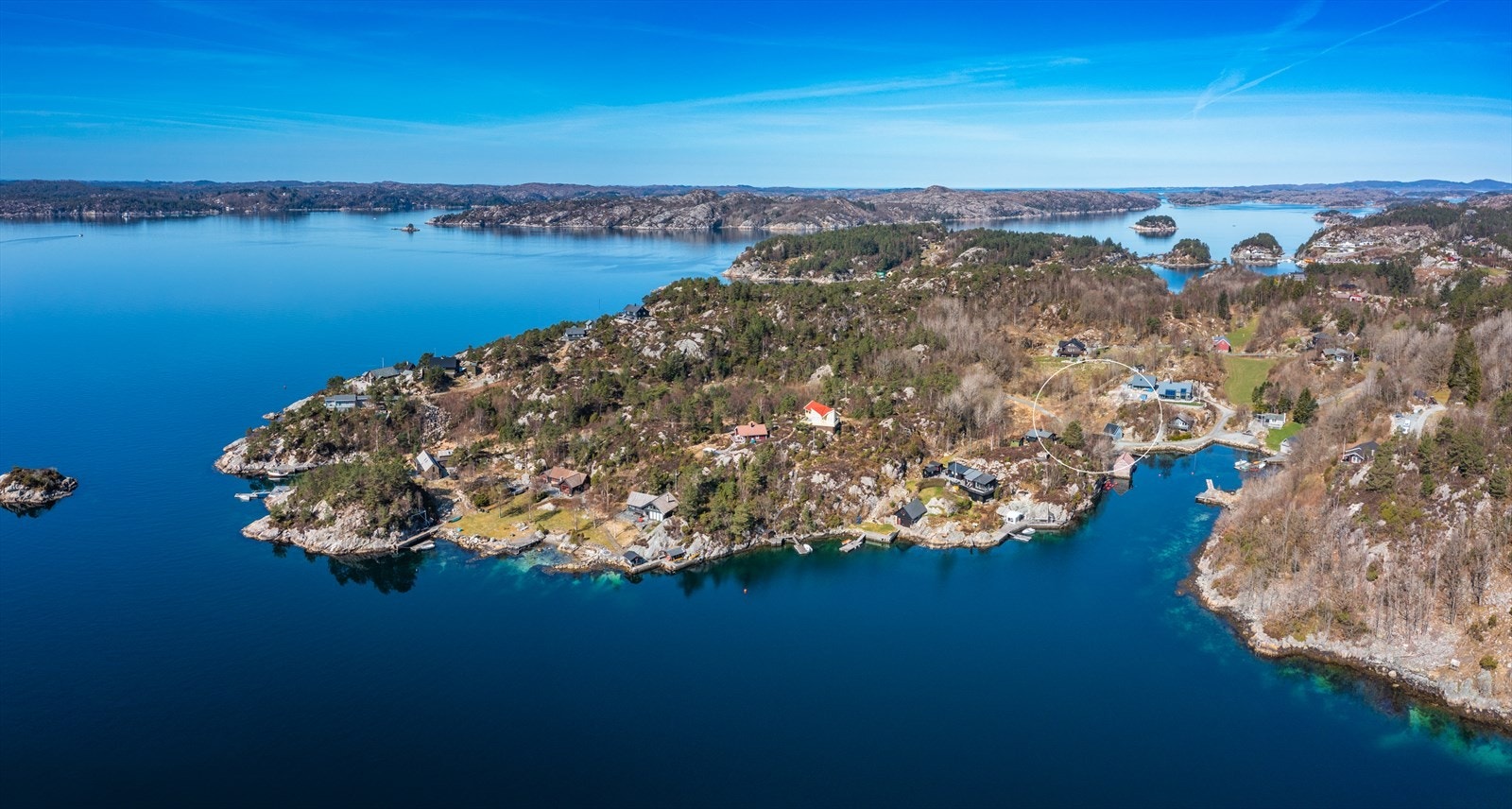 Hyttetomten med båtfestet innerst i viken Galleribilde