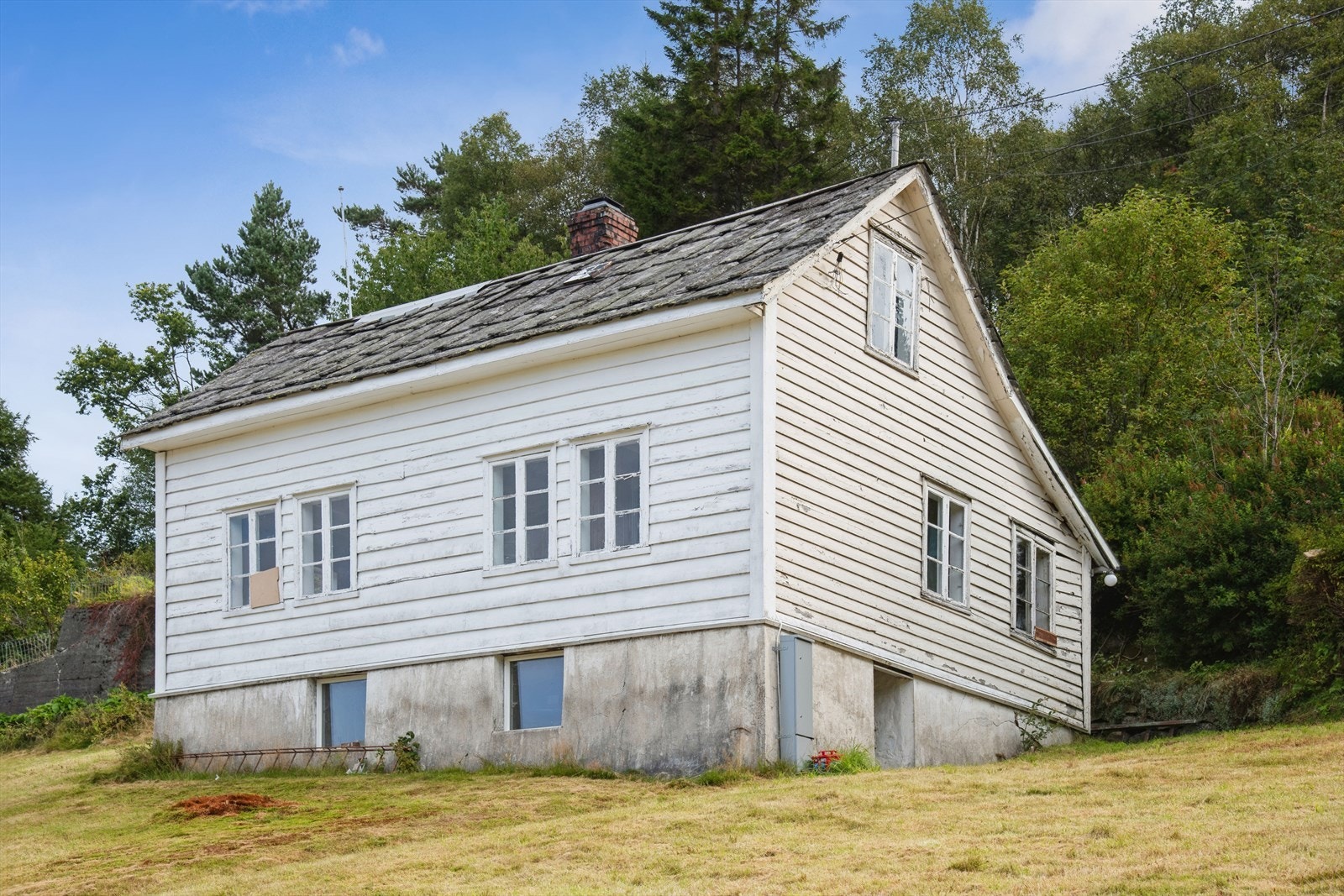 Dette er en kjekk eiendom med stor tomt, gode sol- og utsiktsforhold og en enebolig med rehabiliteringsbehov. Galleribilde
