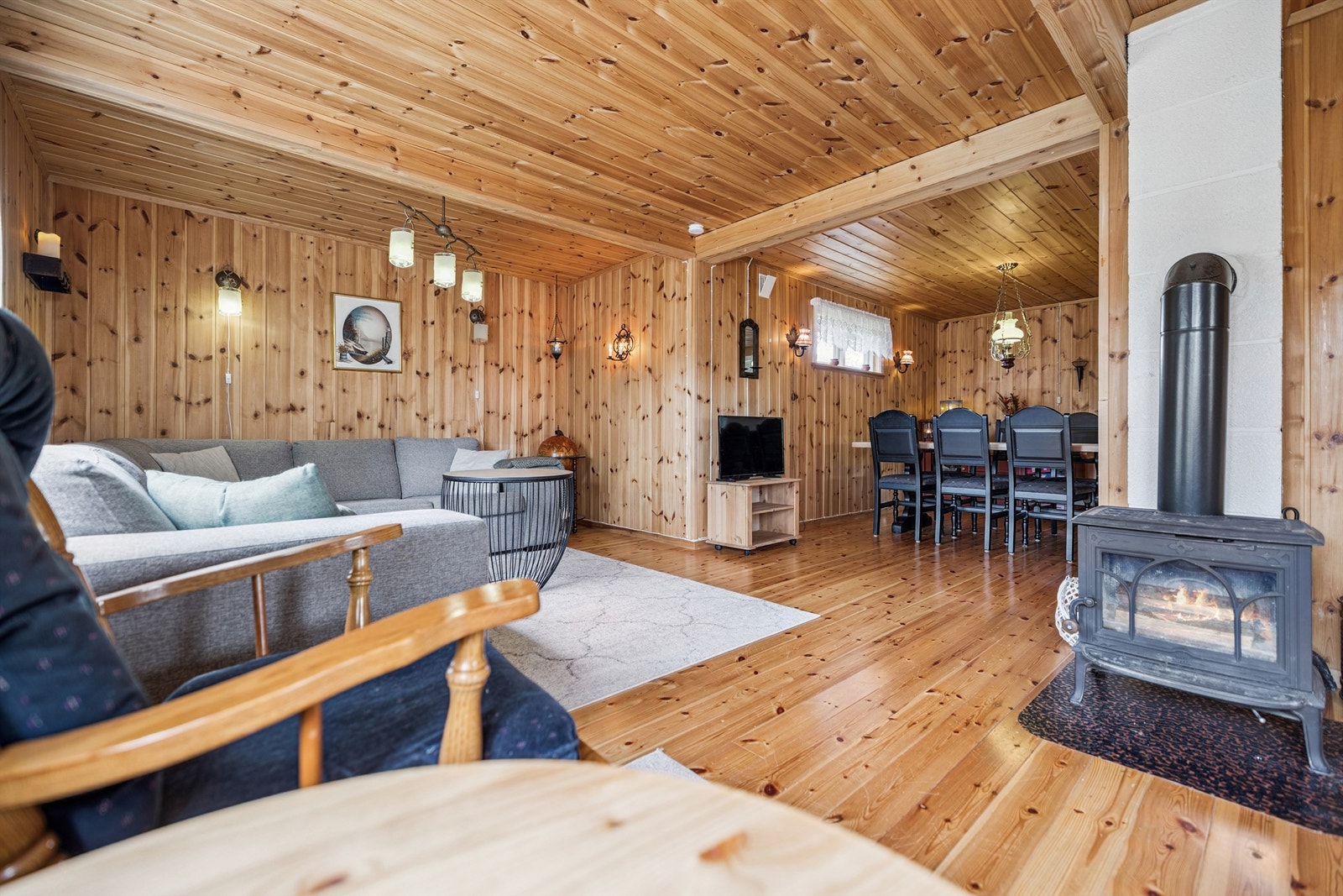 Stuen er utstyrt med vedovn. Gulvoverflatene består av furugulv og vegger med trepanel. Galleribilde