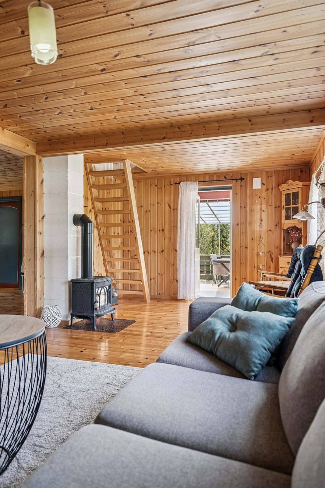 Stuen har trappeadkomst opp til hemsen Galleribilde