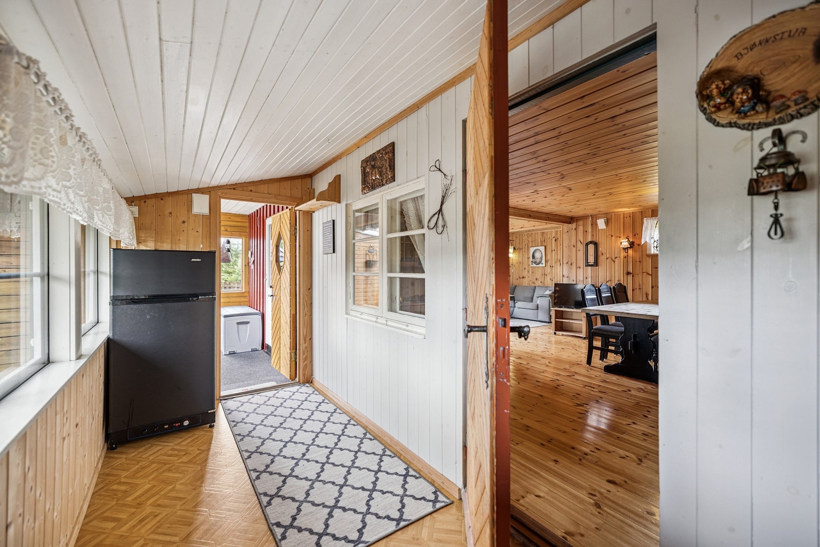 Hytta består av 1 etasje med vindfang, stue, spisestue, kjøkken, to soverom, lagerrom, bod, utedo og sanitærrom. Galleribilde