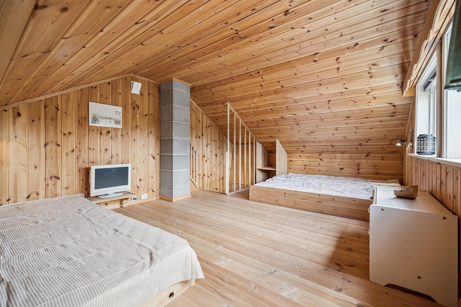 Hemsen er et innredet rom på 8 kvm. Hemsarealet ikke har tilstrekkelig takhøyde til å klassifiseres som rom for varig opphold, og det er er ikke godkjente rømningsveier Galleribilde