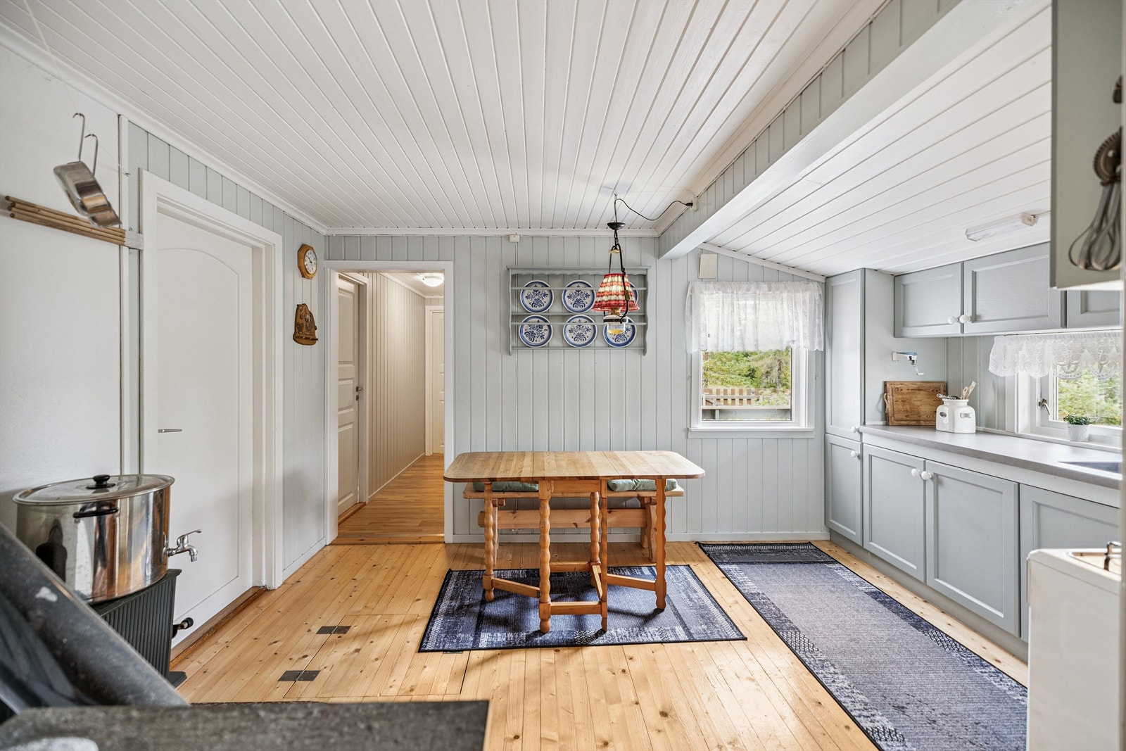 Lyst og trivelig kjøkken med god arbeidsplass og hyggelig spisekrok ved vinduet. Galleribilde