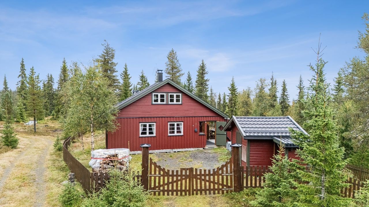 På eiendommen er det oppført et enkelt uthus på ca. 6 kvm. Galleribilde