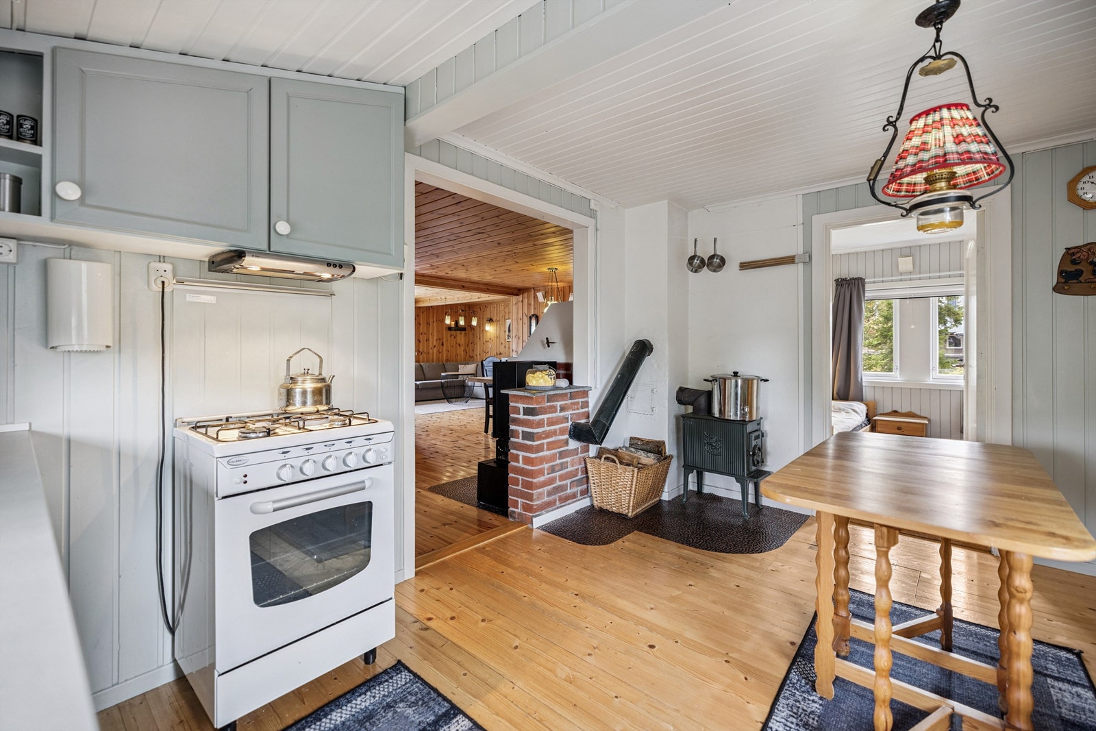 Det er komfyr med propantilførsel og strøm. I tillegg har man ekstra oppvarming via vedovn. Galleribilde