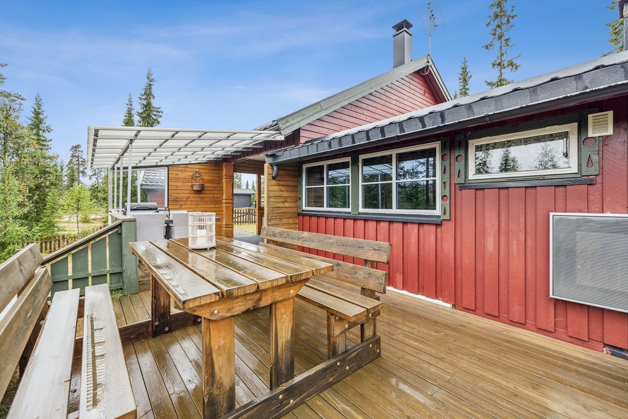 Hytta har strøm via solcelleanlegg, men området har også strømtilgang. Galleribilde