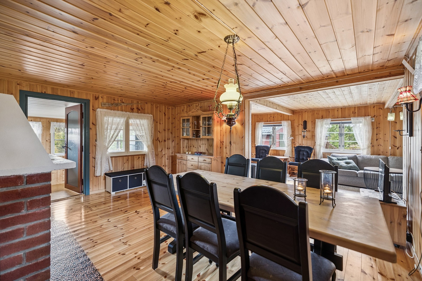 Gjennomgående trepanel på vegger og i tak gir en klassisk og varm hyttestemning. Galleribilde