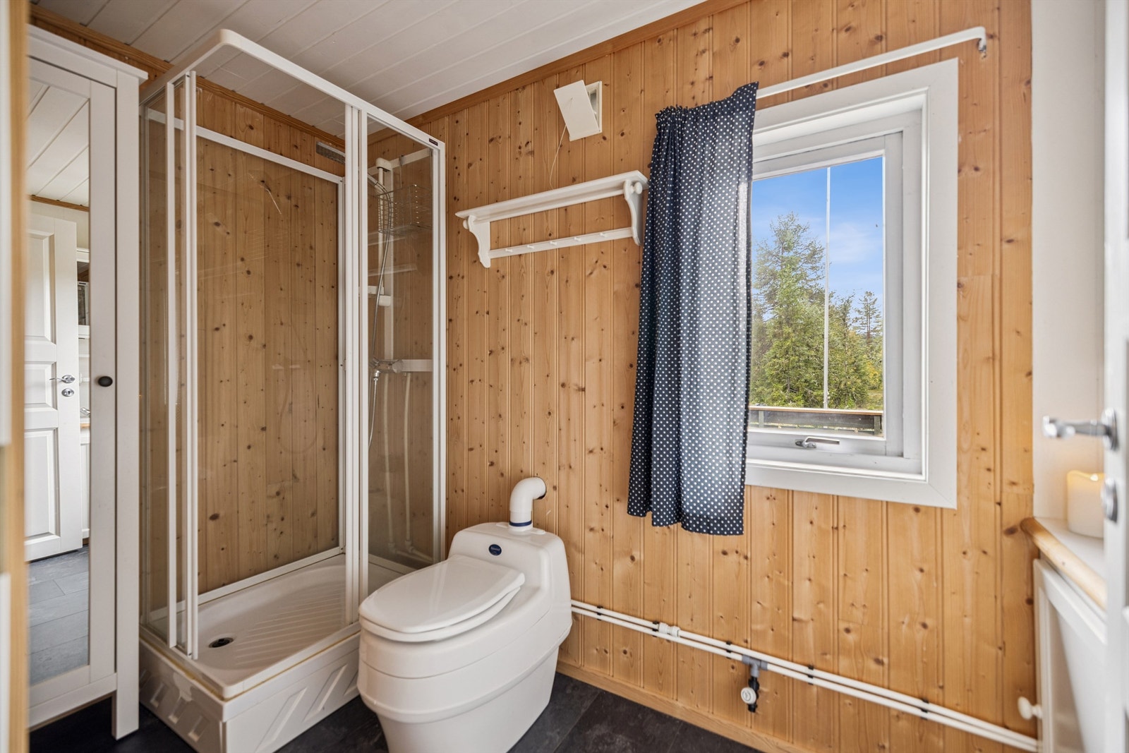 Sanitærrommet er utstyrt med håndvask, hyttedo med kammer og dusjkabinett med el-pumpe. Galleribilde