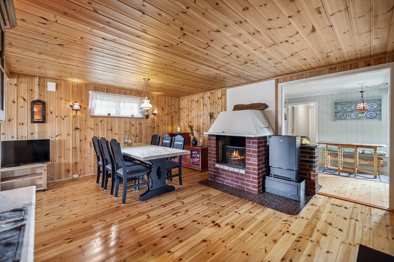 Spisestuen er utstyrt med en åpen peis og i tillegg en Wallas parafinovn (som kan styres hjemmefra) Galleribilde