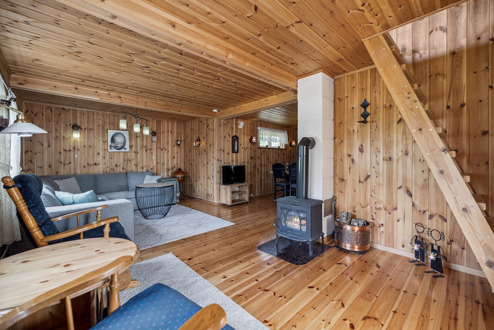 Stuen er i romslig størrelse med spisestue. Galleribilde