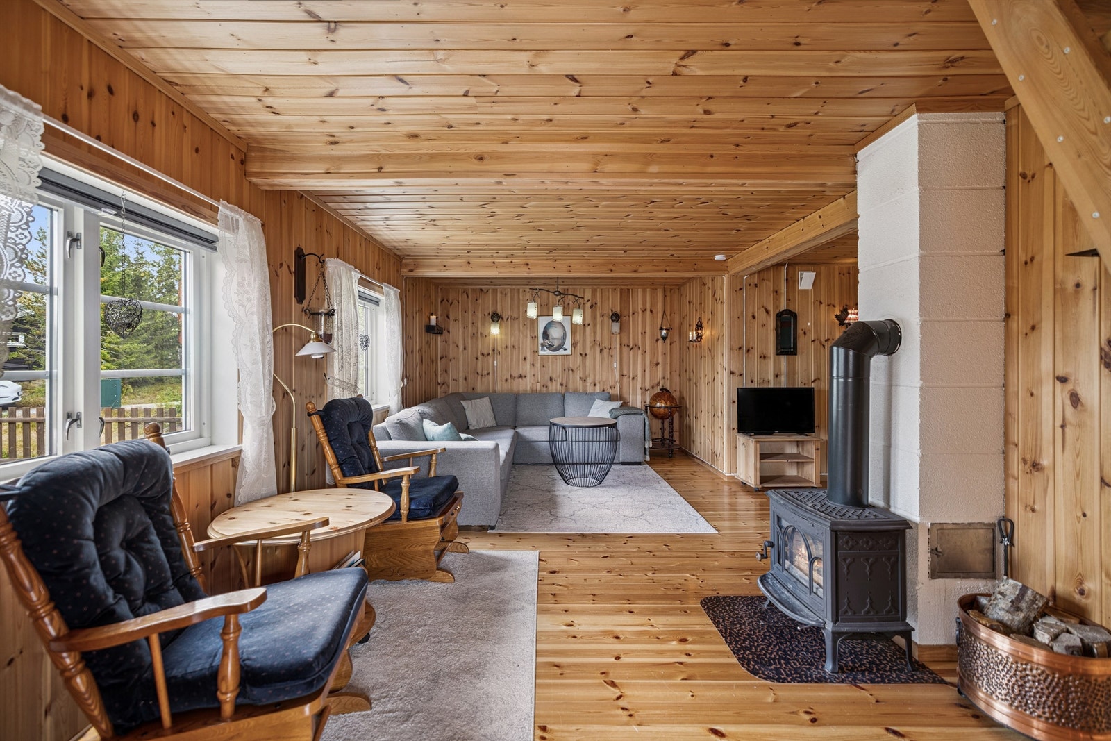 Stuen har meget gode møbleringsmuligheter og store vindusflater som gir rommet godt med lysinfall. Galleribilde