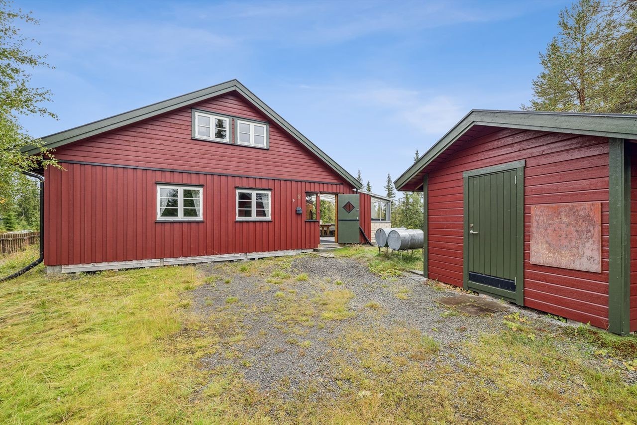 Parkering på egen tomt. Mulig med brøyting av stikkvegen fra hovedvegen helt inn til hytta om vinteren mot avgift Galleribilde