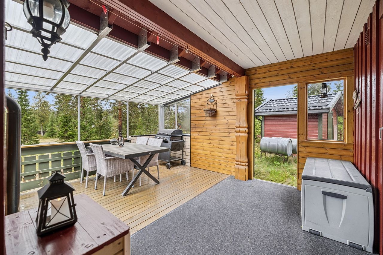 Den delvis overbygde terrassen gir en lun og fin uteplass uansett vær. Galleribilde