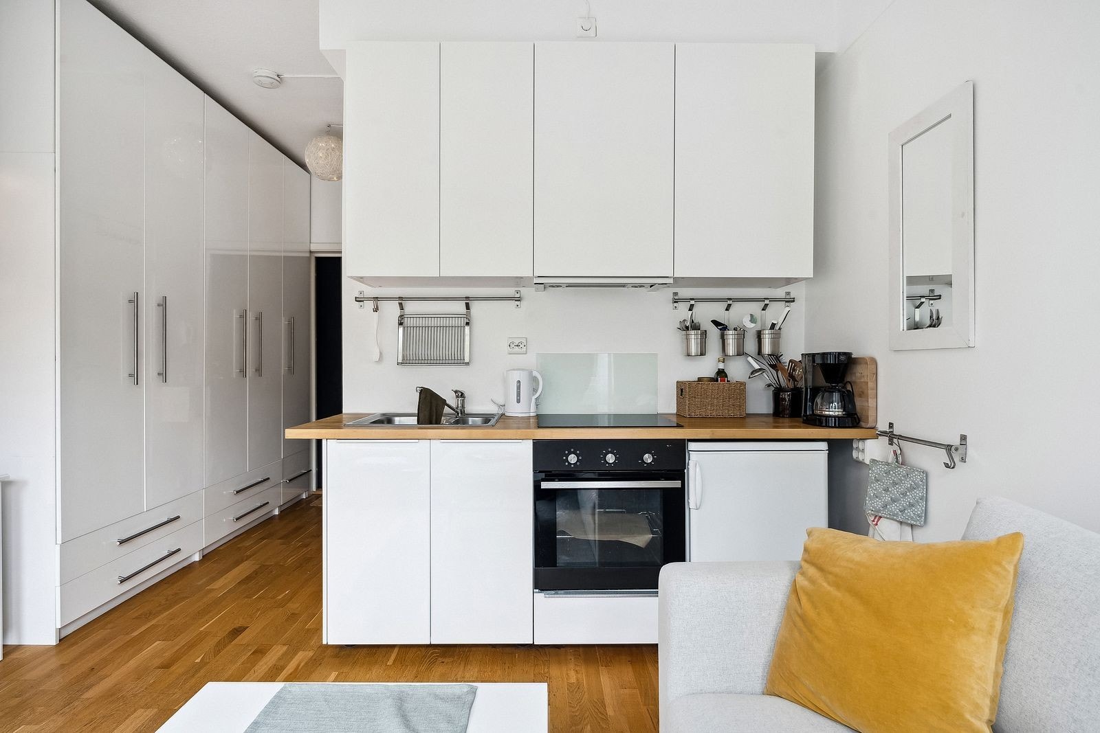 Kjøkkenet er en del av den åpne stueløsningen og er utstyrt med stilrene, integrerte hvitevarer. Galleribilde