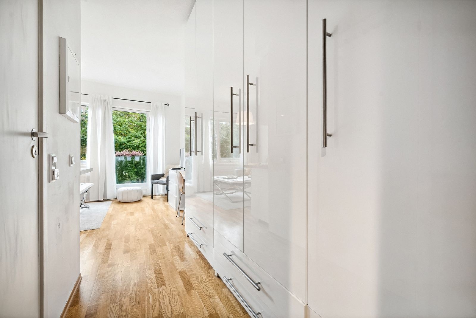 Entréen er utstyrt med et stort garderobeskap som gir god oppbevaringsplass. Galleribilde