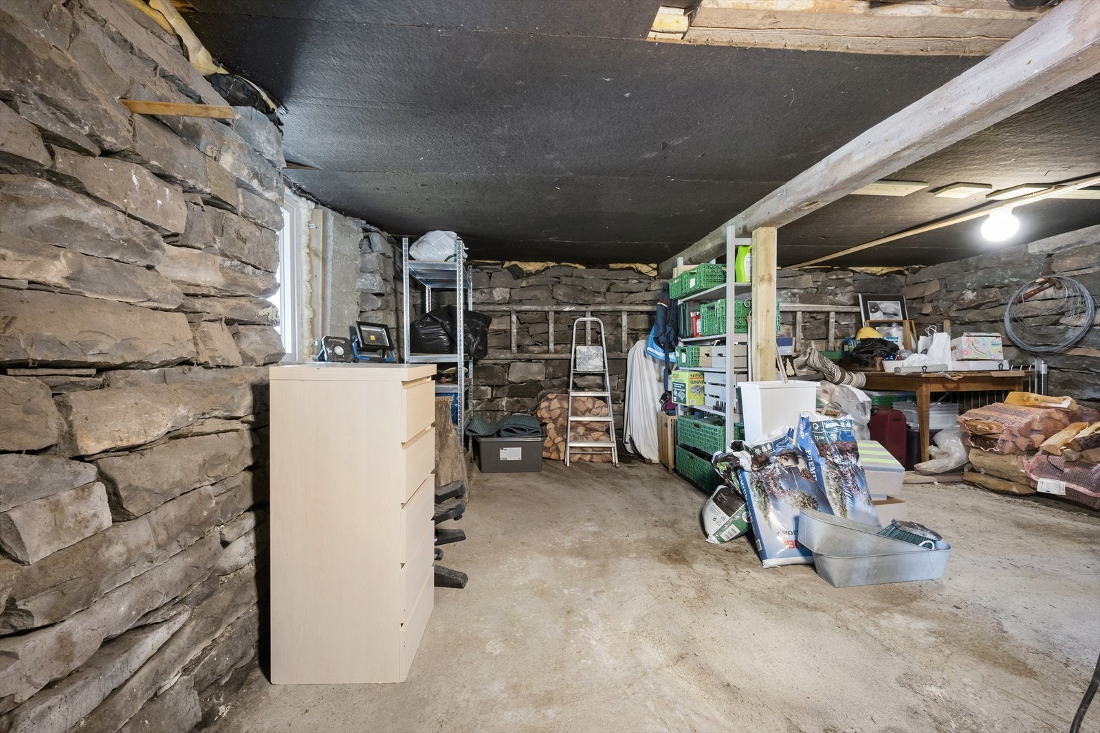 Kjeller med god plass til oppbevaring. Oppmålt takhøyde i kjeller er ca. 1,88m. Galleribilde