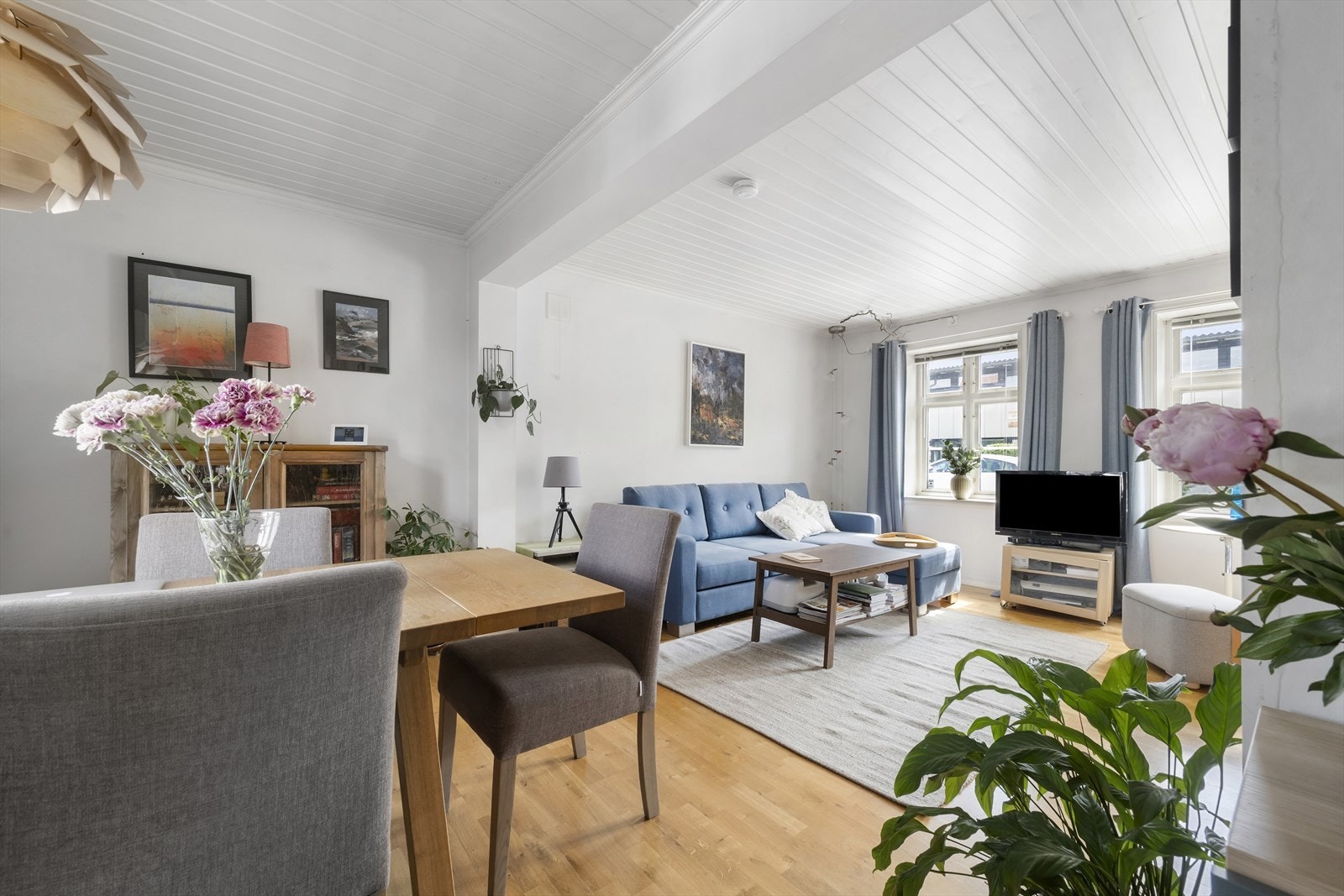 Spisestue i 1. etg. med åpen løsning til kjøkken Galleribilde