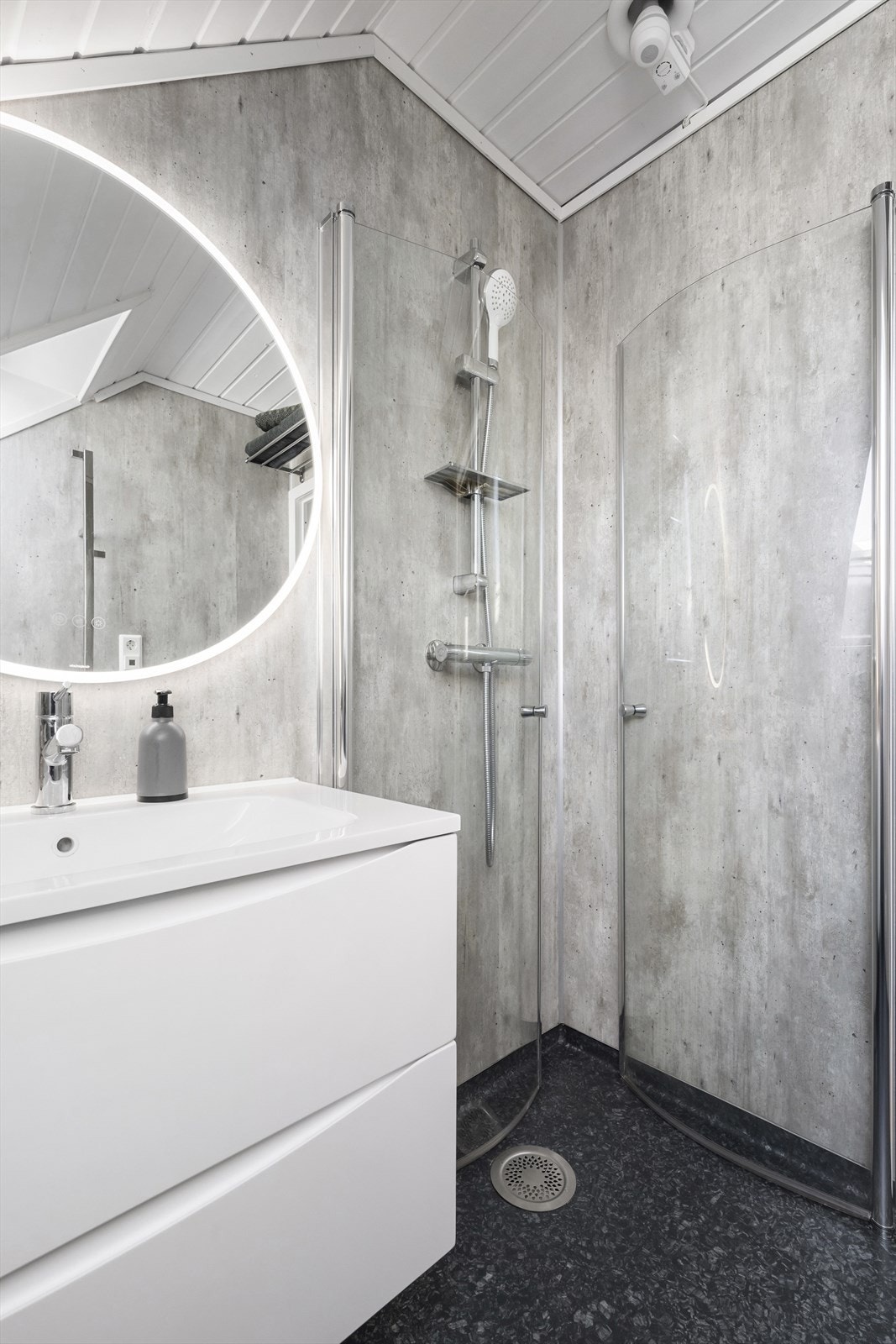 Bad har hjørnedusj med innfellbare og buet glassdører, samt avtrekksvifte i himling. Galleribilde