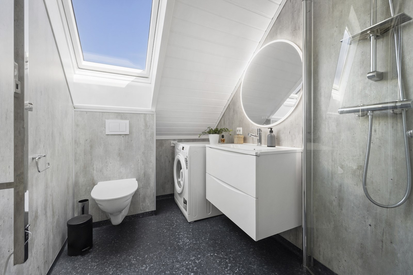 Innvendige overflater består sement mønstret baderomsplate og våtrombelegg på gulv. Galleribilde