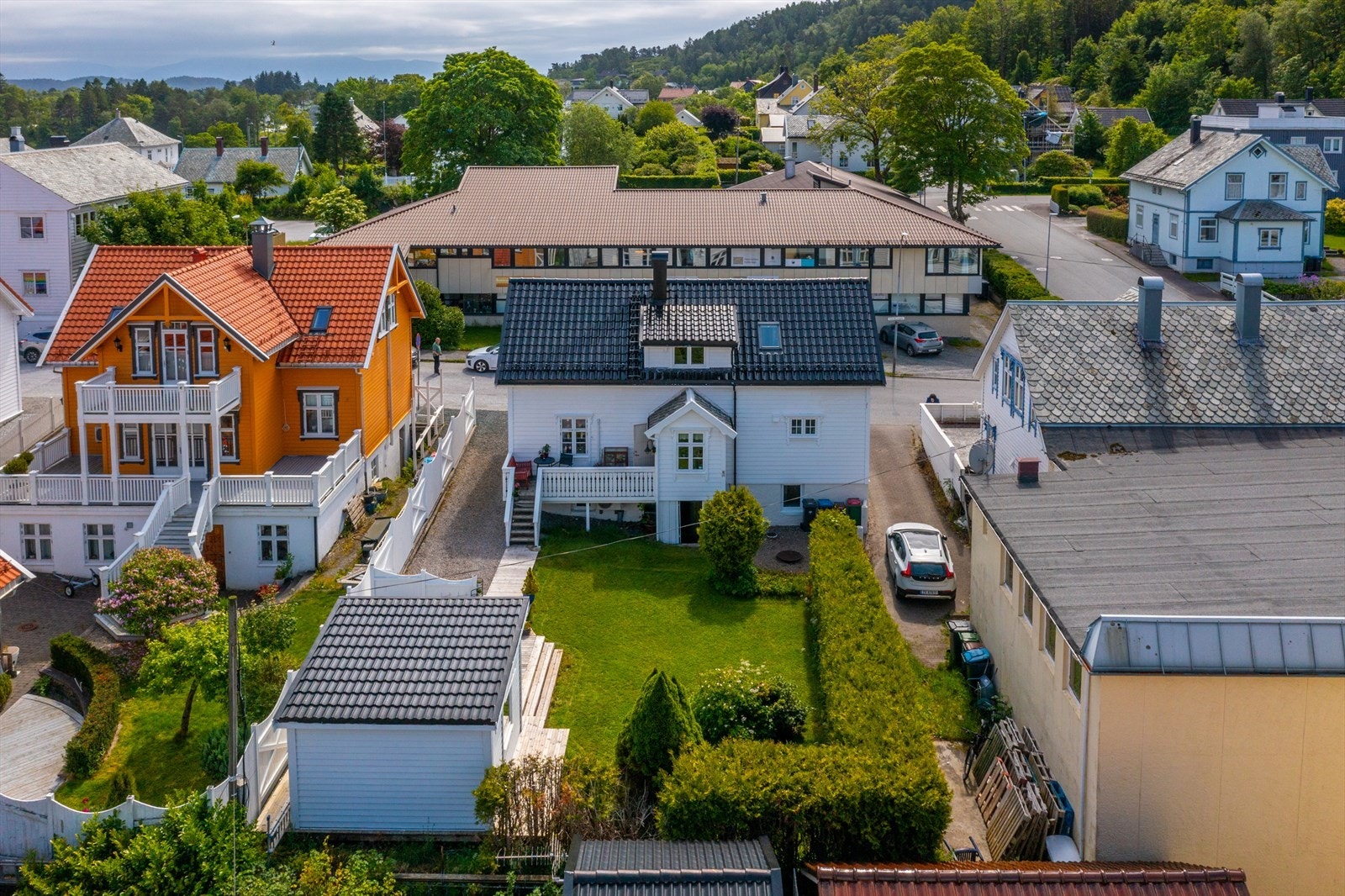 Praktisk tilkomst til hage fra øst-og vestsiden. Galleribilde