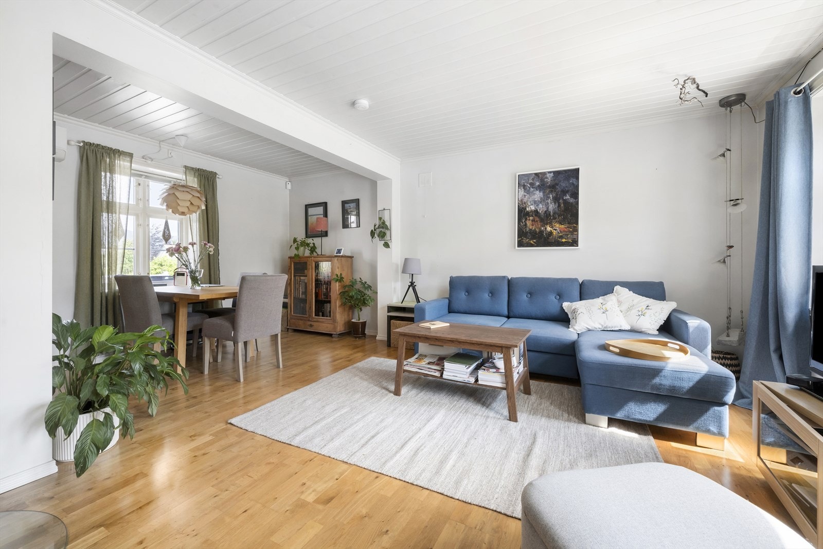 Lys og åpen stue i 1. etg., med god plass til ønsket møblement. Galleribilde