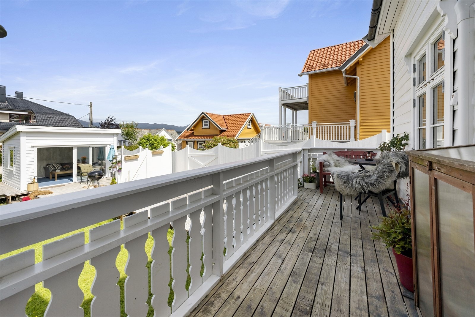 Skjermet altan med som gir overblikk over hagen - perfekt når de yngste leker. Galleribilde