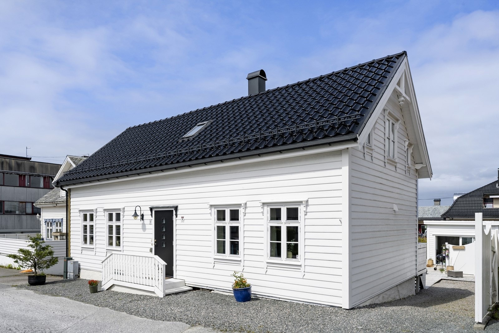 Pent opparbeidet inngangsparti med gruslagt tilkomst fra bilvei. Galleribilde